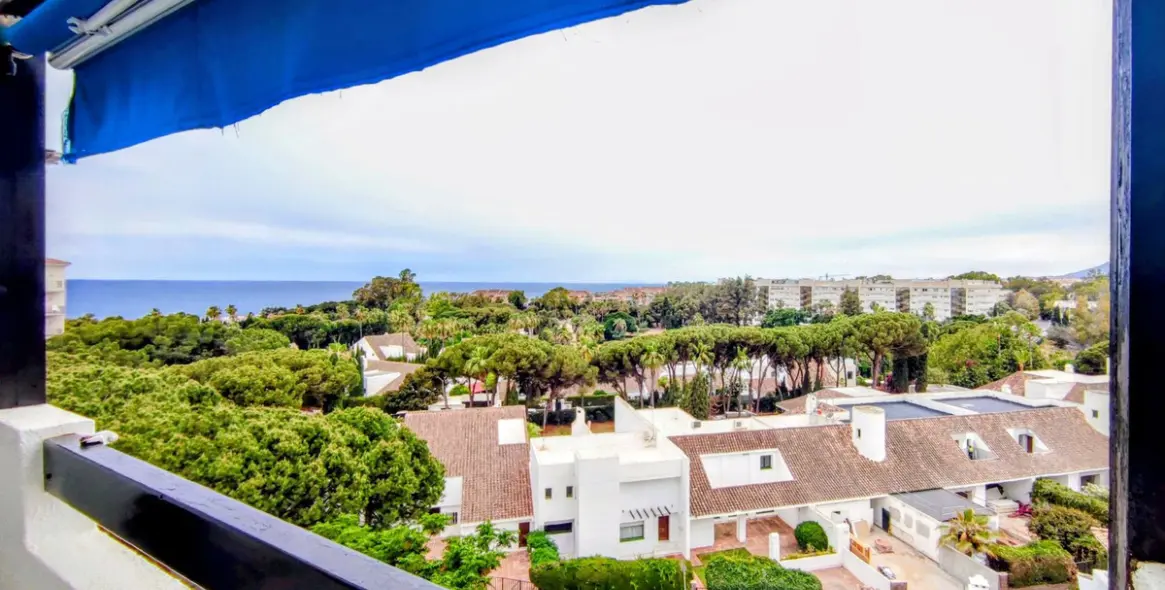 Sale of middle floor apartment in Puerto Banús 2