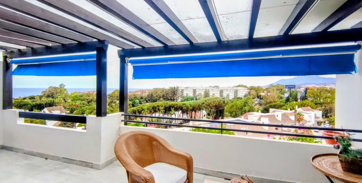 Sale of middle floor apartment in Puerto Banús 3