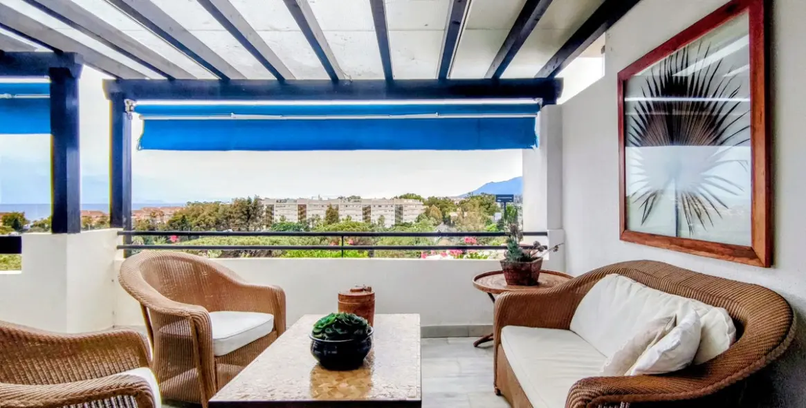 Sale of middle floor apartment in Puerto Banús 5