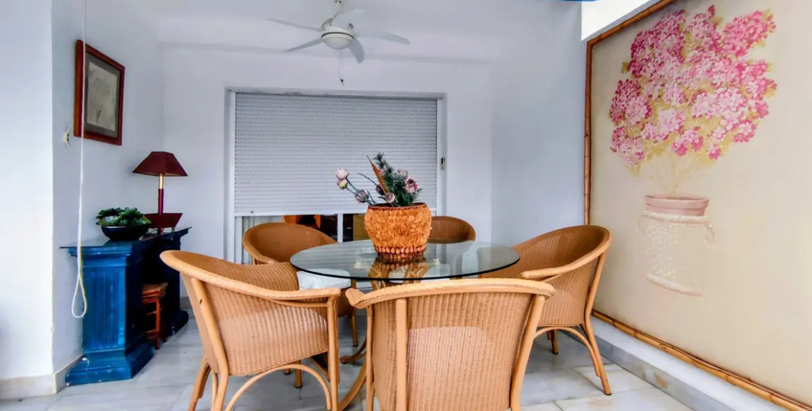 Sale of middle floor apartment in Puerto Banús 8