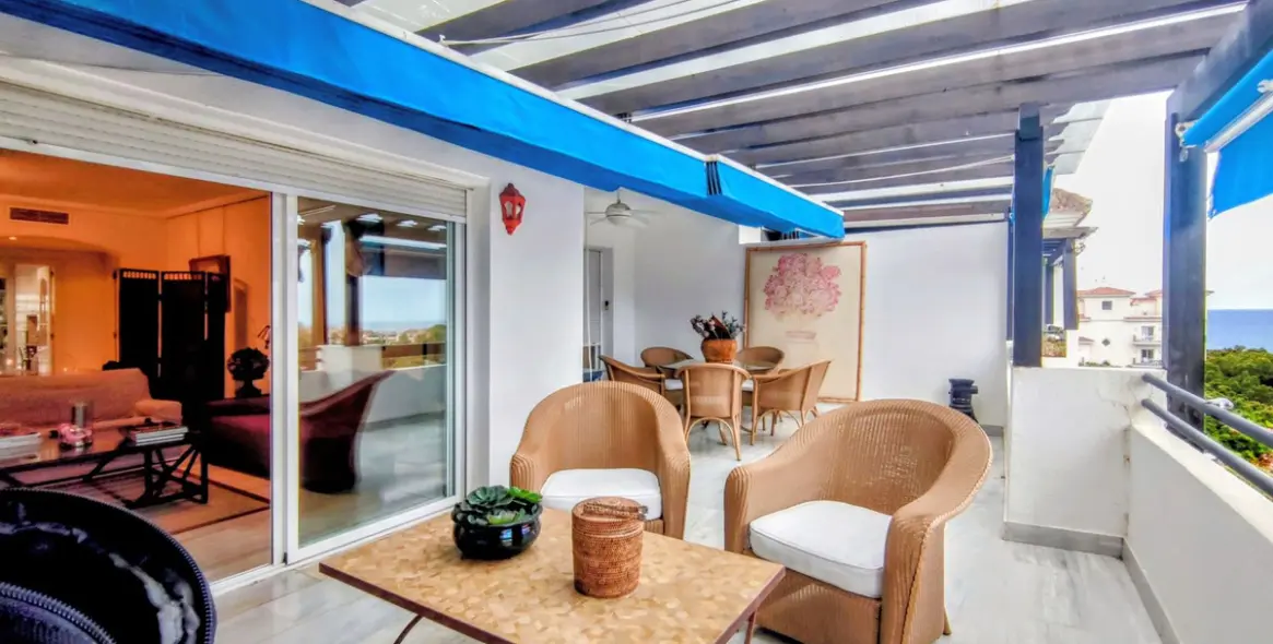 Sale of middle floor apartment in Puerto Banús 9