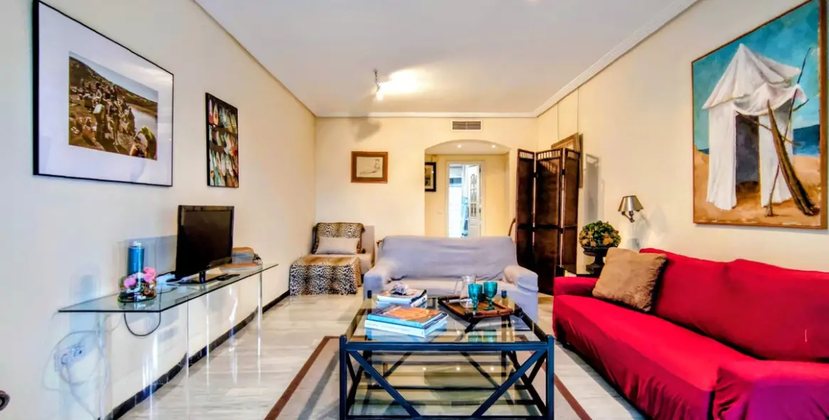 Sale of middle floor apartment in Puerto Banús 10