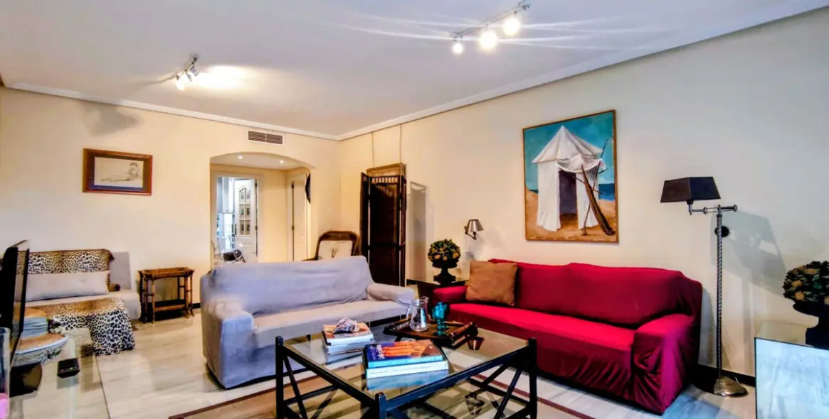 Sale of middle floor apartment in Puerto Banús 12