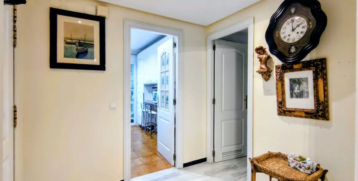 Sale of middle floor apartment in Puerto Banús 13