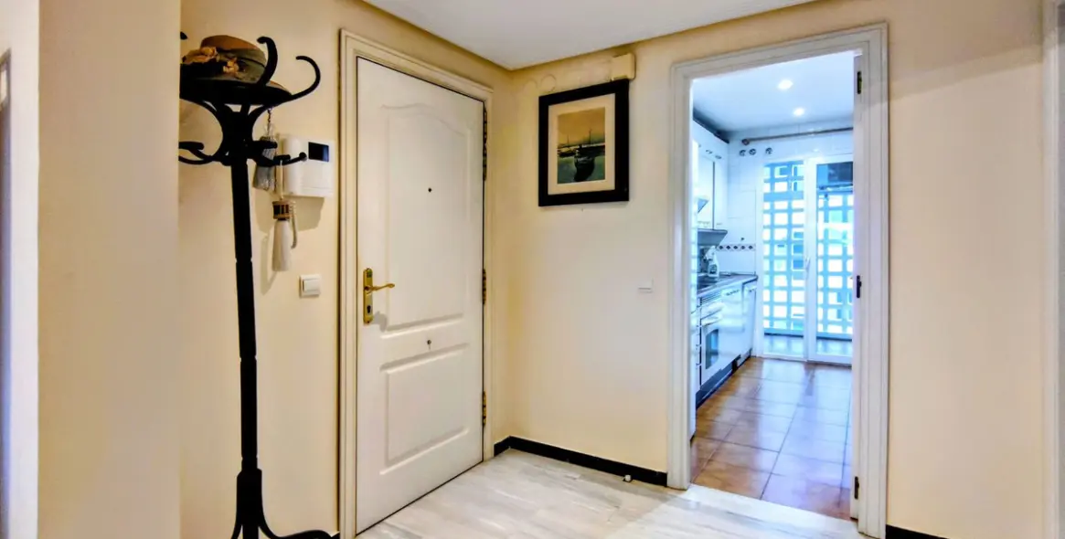 Sale of middle floor apartment in Puerto Banús 14