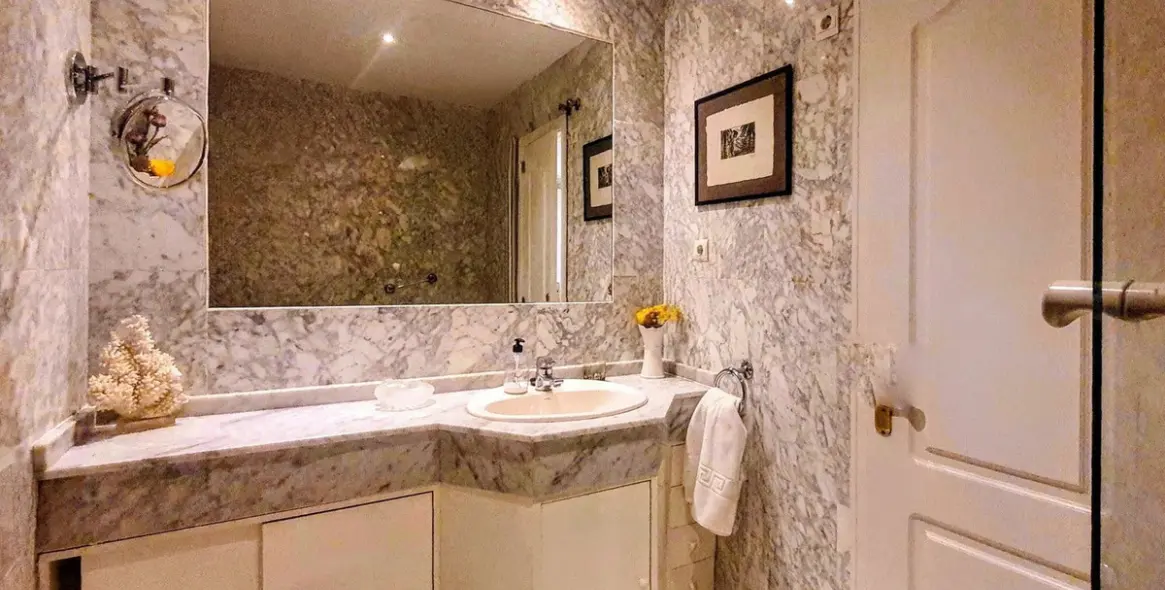 Sale of middle floor apartment in Puerto Banús 20