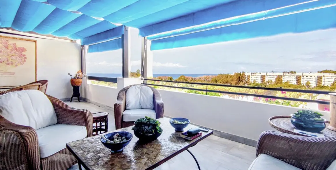 Sale of middle floor apartment in Puerto Banús 1