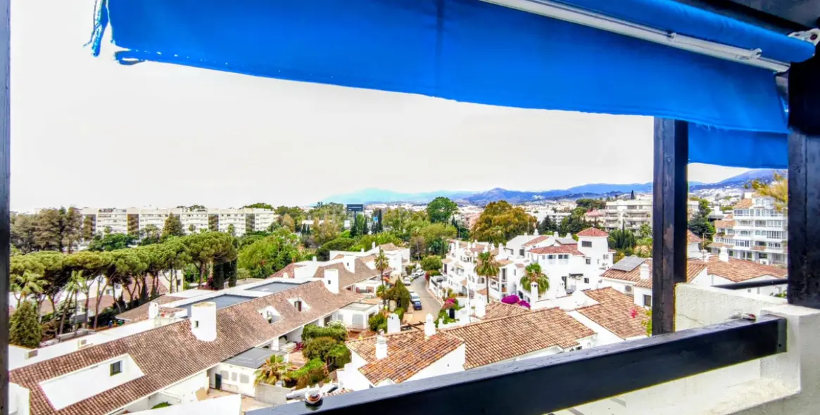 Sale of middle floor apartment in Puerto Banús 4