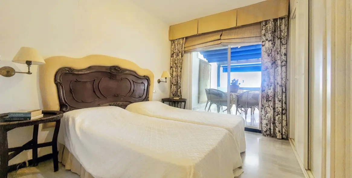 Sale of middle floor apartment in Puerto Banús 18