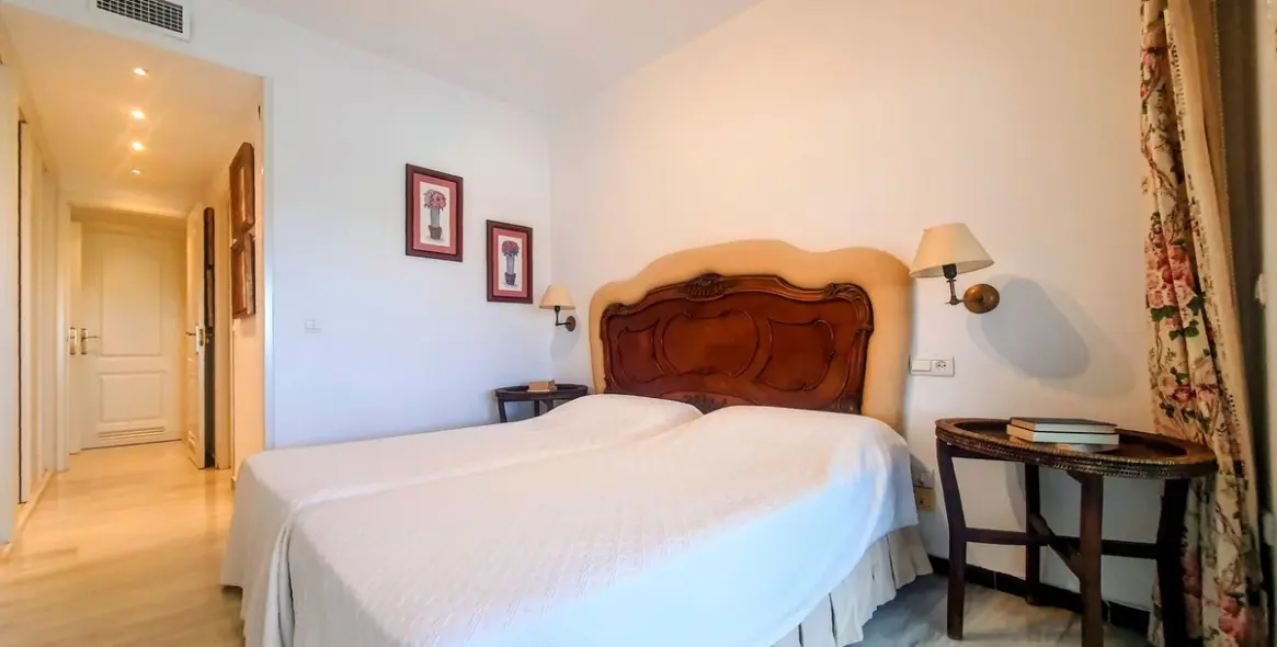 Sale of middle floor apartment in Puerto Banús 19