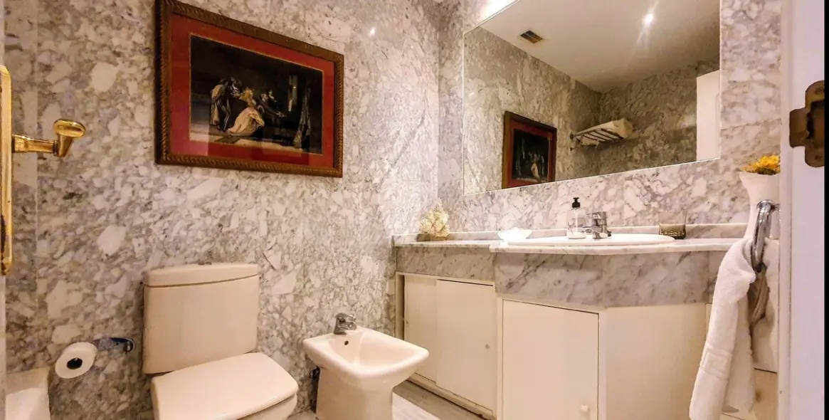 Venta de apartamento en planta media en Puerto Banús 21