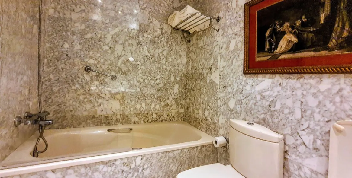 Venta de apartamento en planta media en Puerto Banús 22