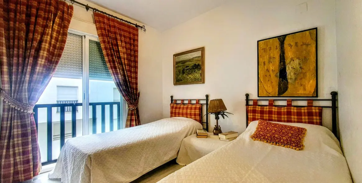 Venta de apartamento en planta media en Puerto Banús 23