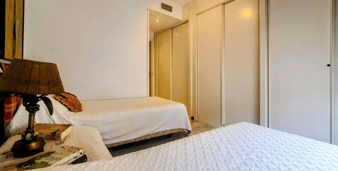 Venta de apartamento en planta media en Puerto Banús 25