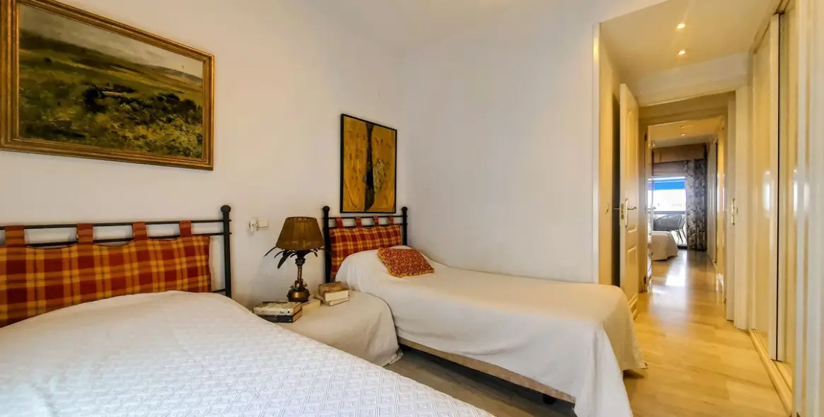 Venta de apartamento en planta media en Puerto Banús 26