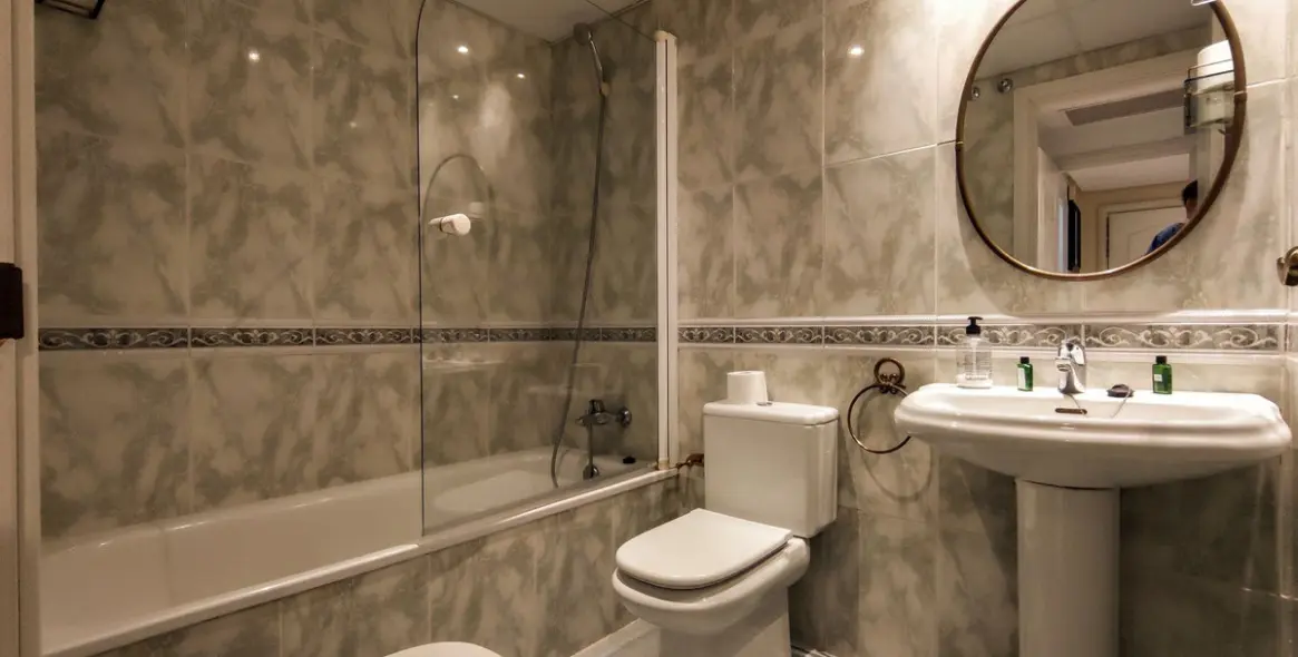 Venta de apartamento en planta media en Puerto Banús 27