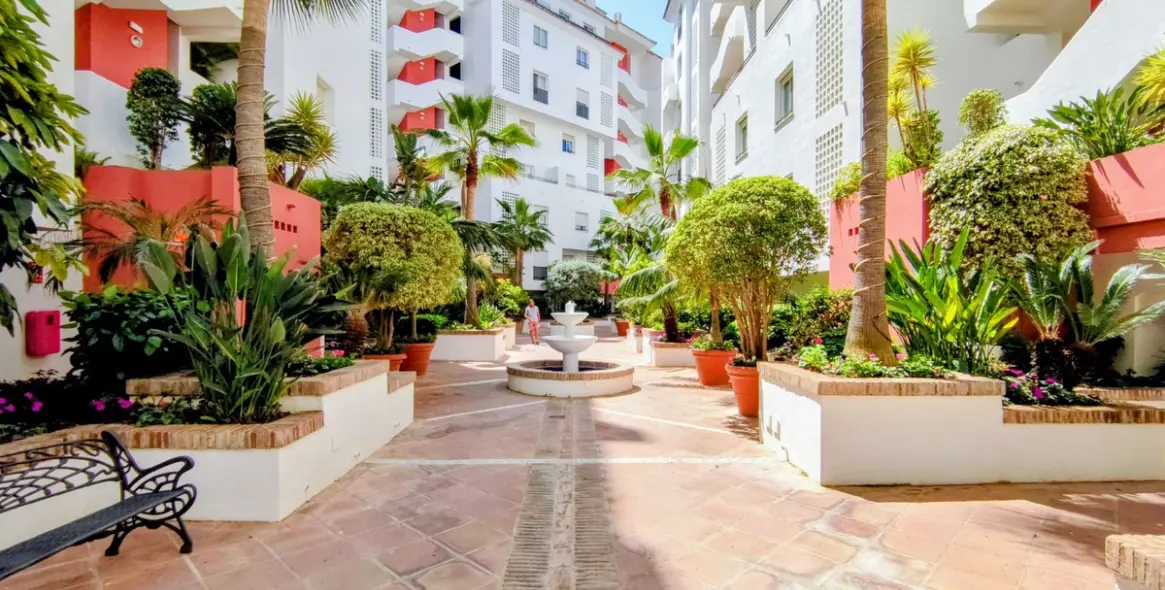 Venta de apartamento en planta media en Puerto Banús 30