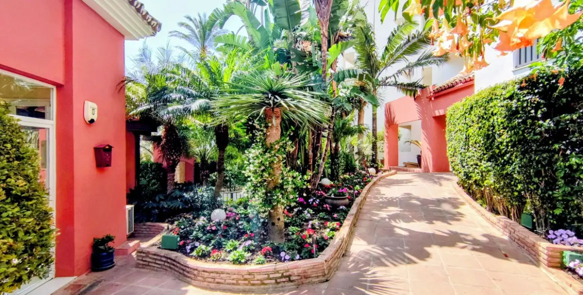 Venta de apartamento en planta media en Puerto Banús 31