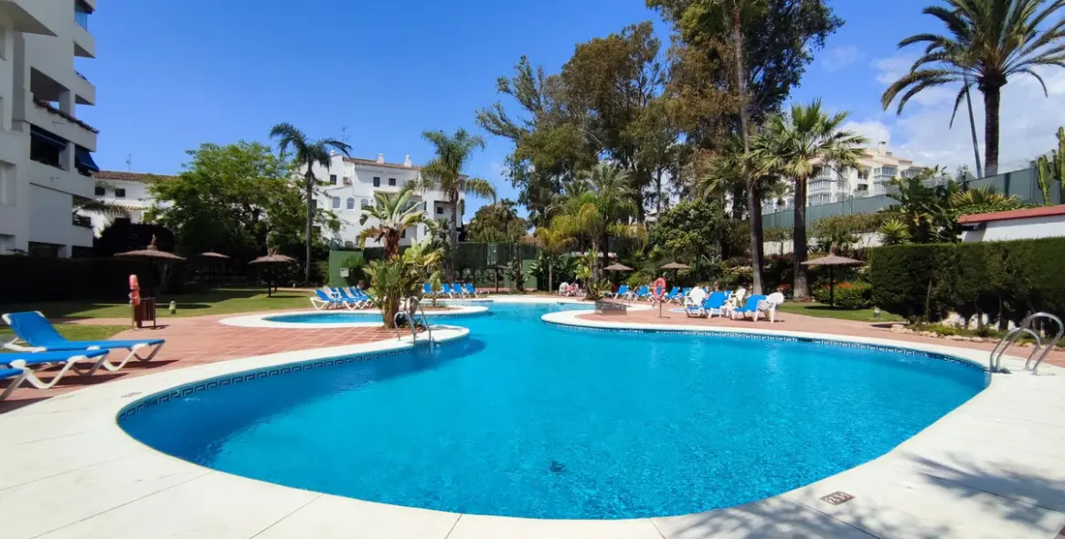 Venta de apartamento en planta media en Puerto Banús 32