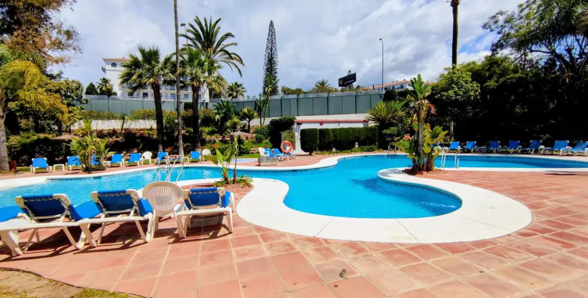 Venta de apartamento en planta media en Puerto Banús 33