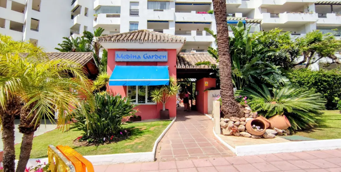 Venta de apartamento en planta media en Puerto Banús 35