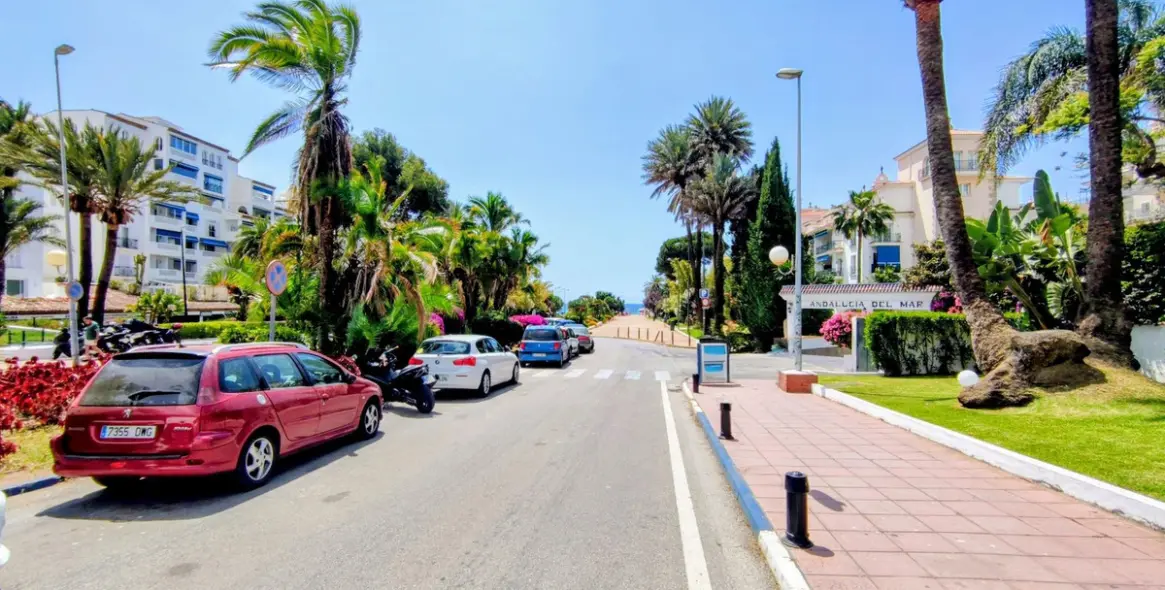 Venta de apartamento en planta media en Puerto Banús 36