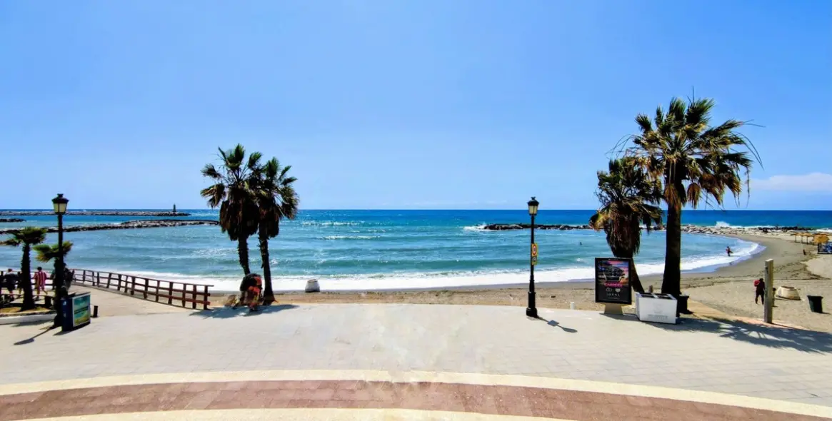 Venta de apartamento en planta media en Puerto Banús 37