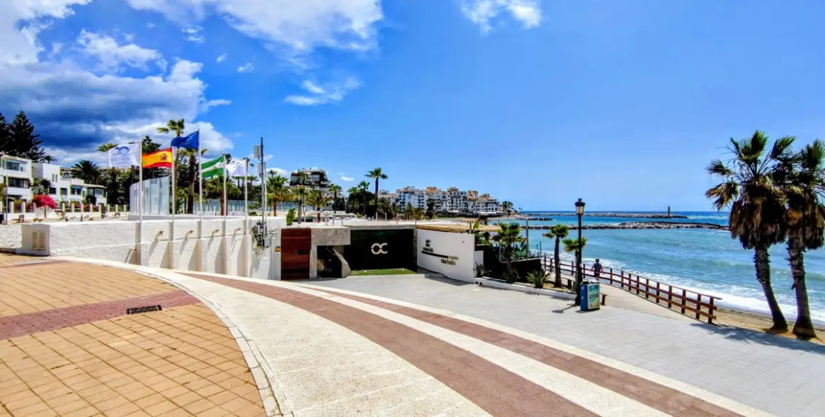 Venta de apartamento en planta media en Puerto Banús 38