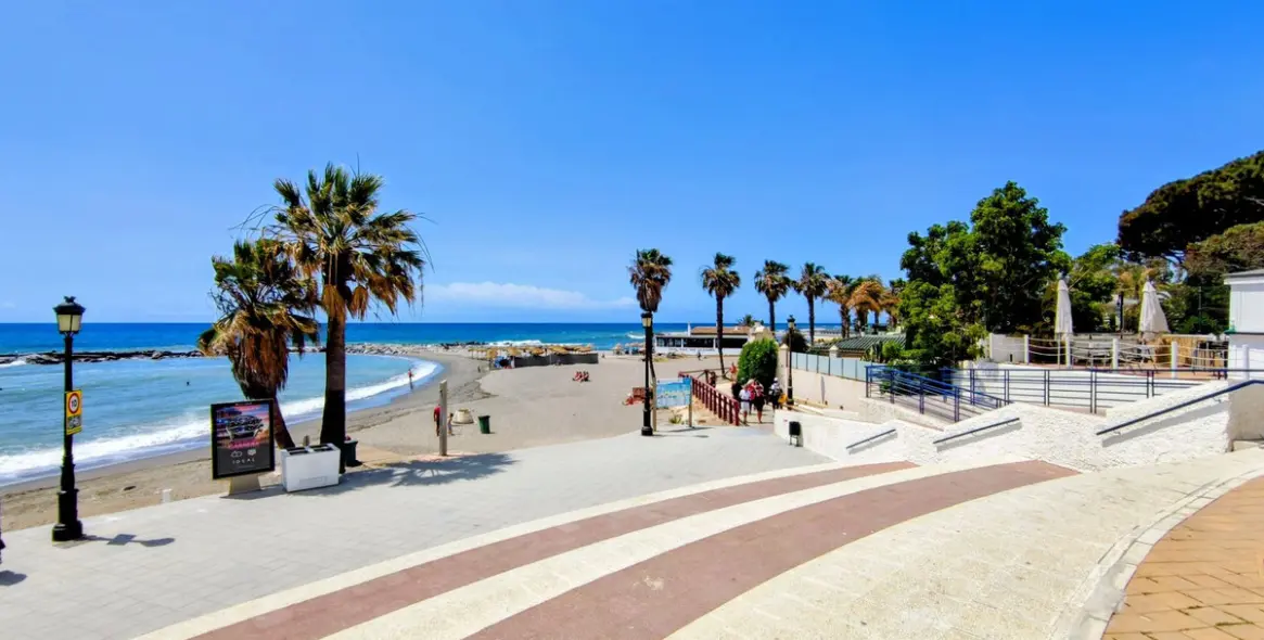 Venta de apartamento en planta media en Puerto Banús 39