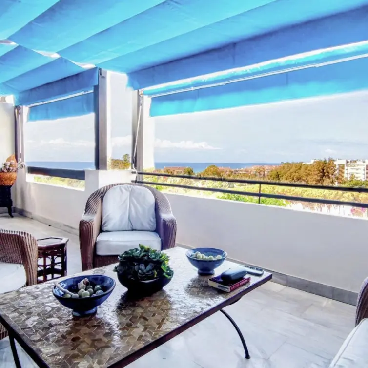 Venta de apartamento en planta media en Puerto Banús