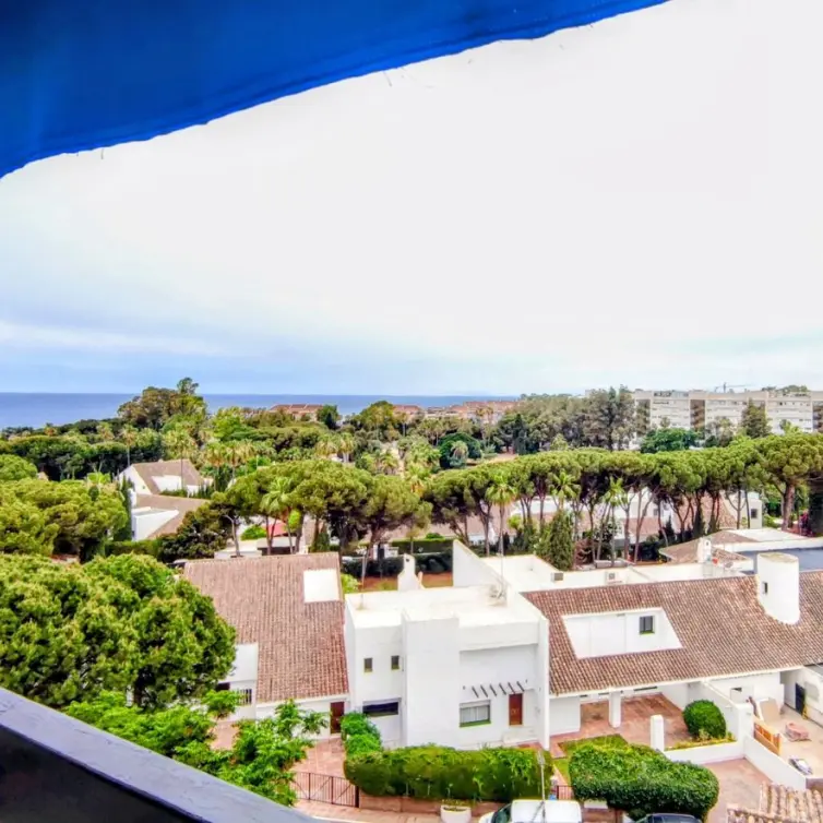Venta de apartamento en planta media en Puerto Banús
