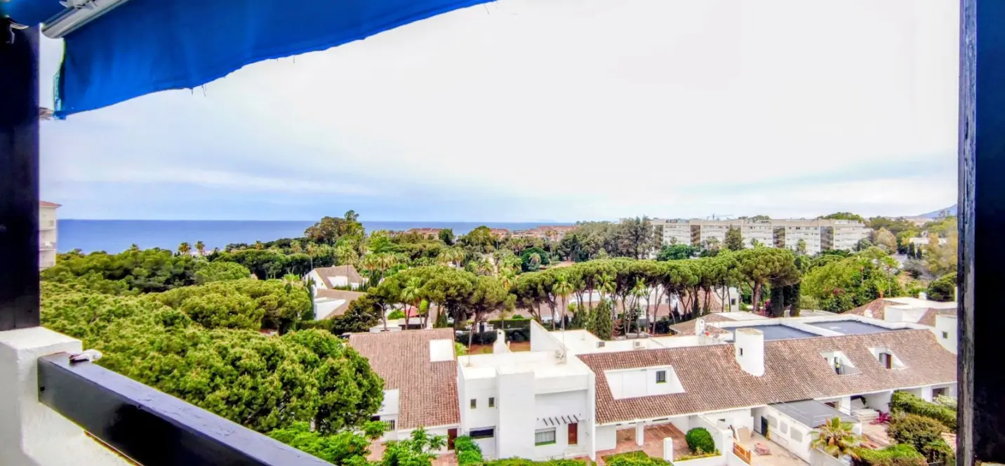 Venta de apartamento en planta media en Puerto Banús 1