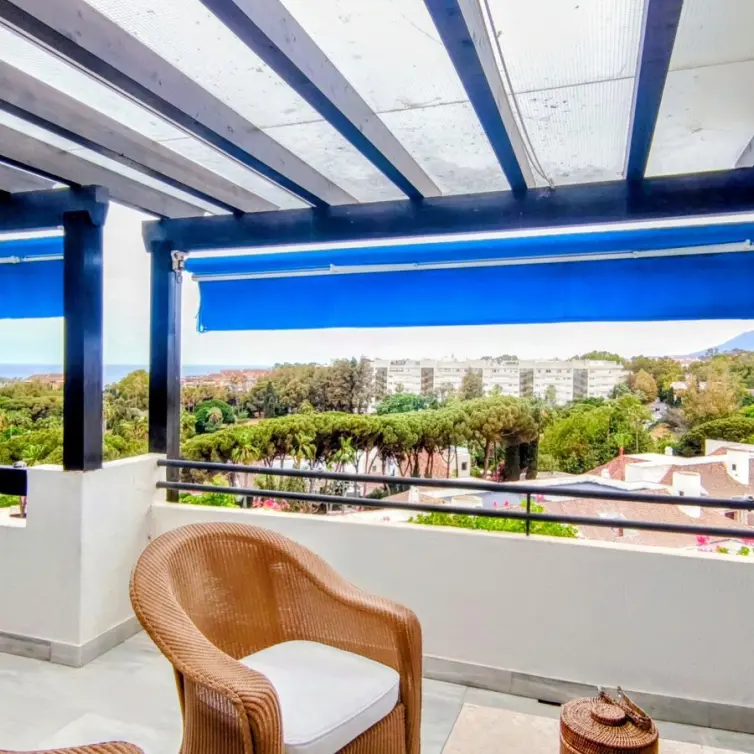 Venta de apartamento en planta media en Puerto Banús