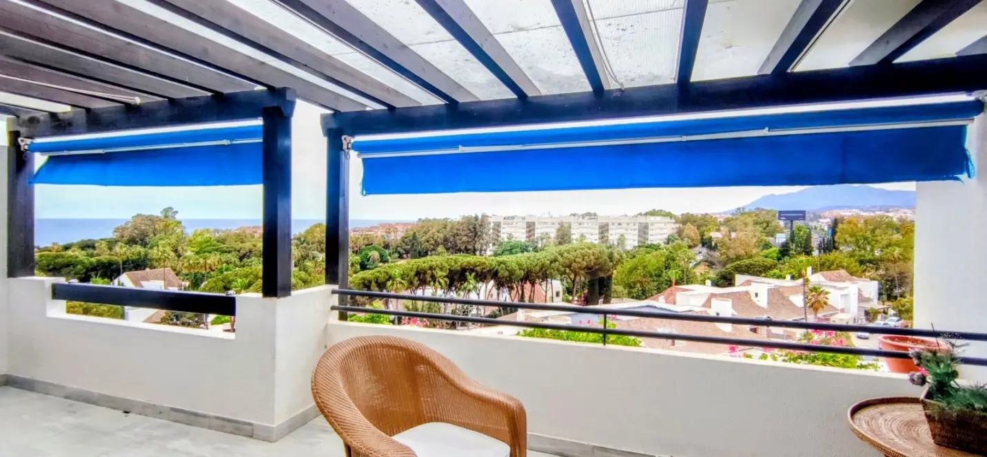 Venta de apartamento en planta media en Puerto Banús 2