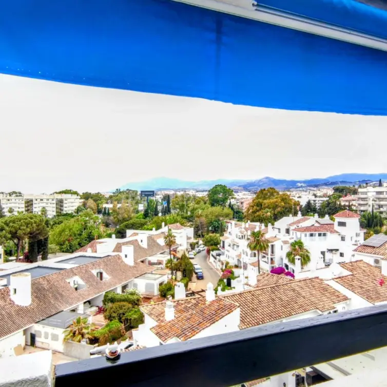 Venta de apartamento en planta media en Puerto Banús