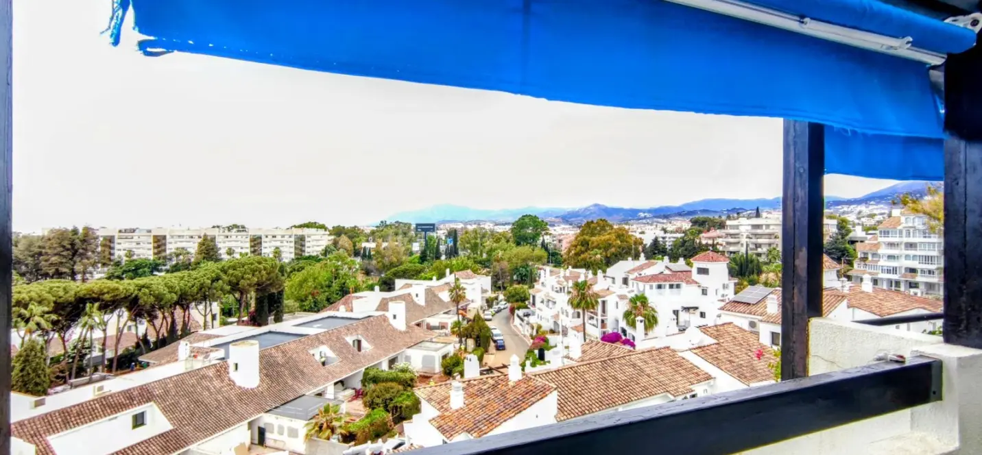 Venta de apartamento en planta media en Puerto Banús 3
