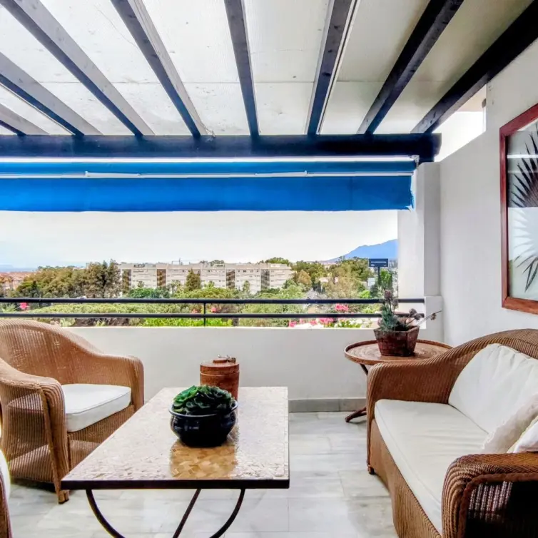 Venta de apartamento en planta media en Puerto Banús