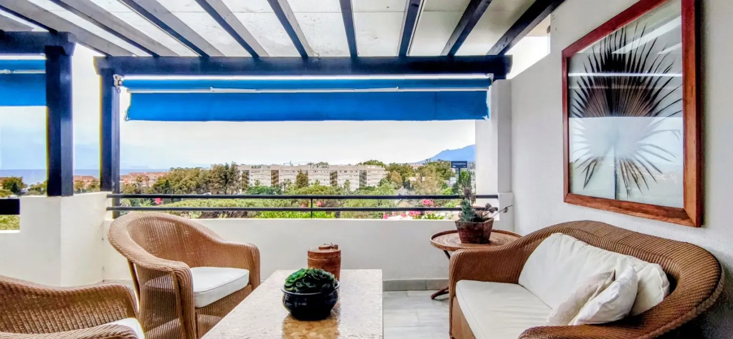 Venta de apartamento en planta media en Puerto Banús 4