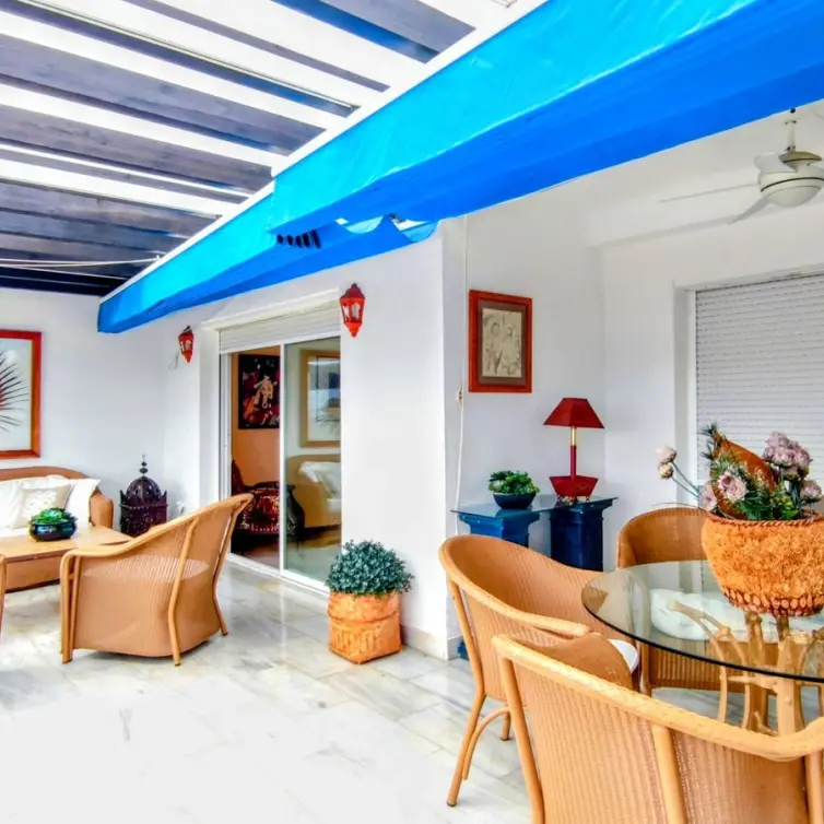 Venta de apartamento en planta media en Puerto Banús
