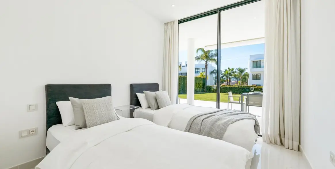 Sale of ground floor apartment in Estepona 12