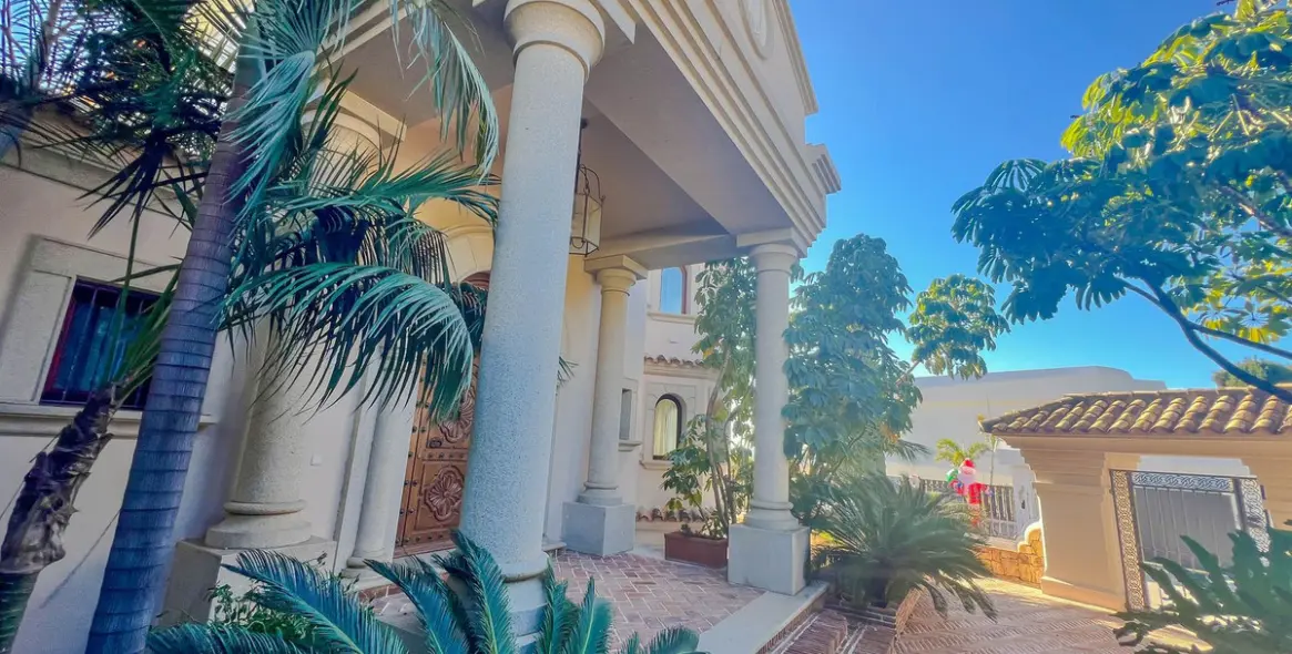 Продажа  отдельно стоящей виллы в Benahavís (район Los Flamingos) 1