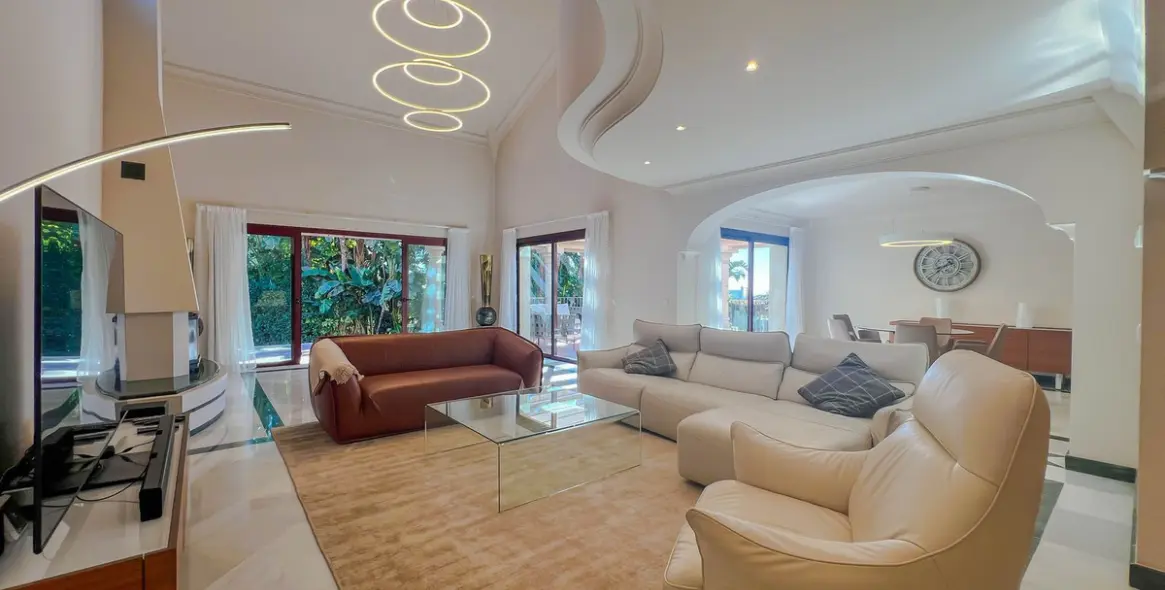 Продажа  отдельно стоящей виллы в Benahavís (район Los Flamingos) 2