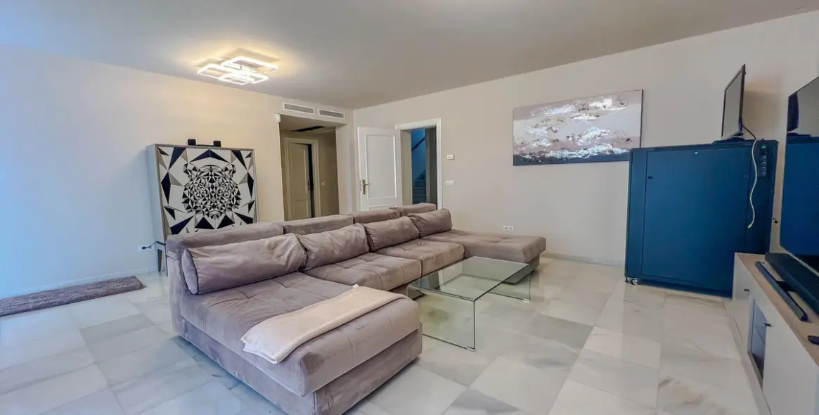 Long-term rent of detached villa in Los Flamingos 25