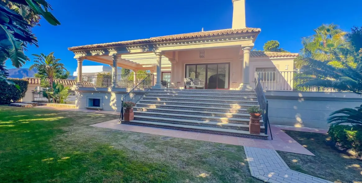 Long-term rent of detached villa in Los Flamingos 42