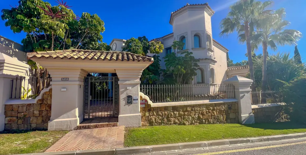 Long-term rent of detached villa in Los Flamingos 45