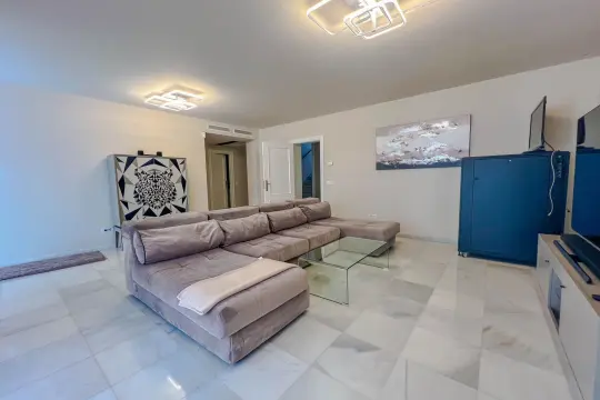 Image 25 thumb