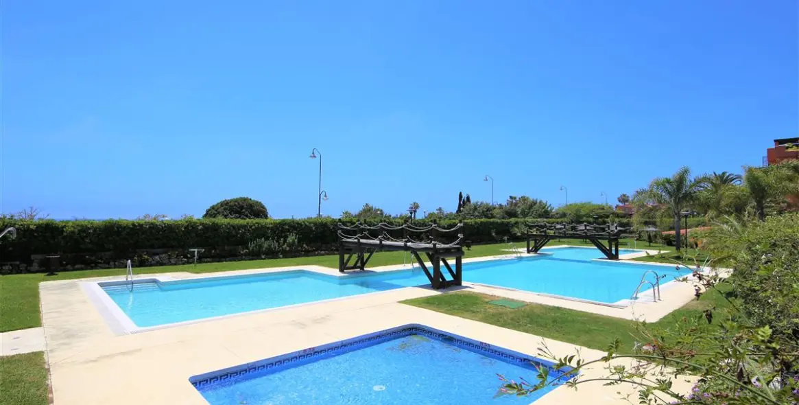 Краткосрочная аренда апартаментов на среднем этаже в Estepona 2