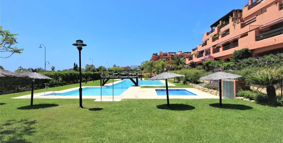 Краткосрочная аренда апартаментов на среднем этаже в Estepona 12