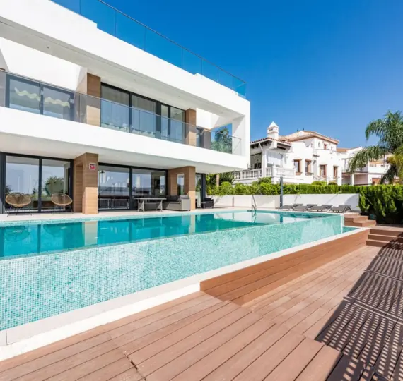 Продажа  отдельно стоящей виллы в Estepona