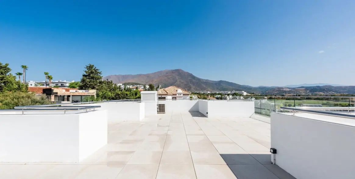 Продажа  отдельно стоящей виллы в Estepona 20